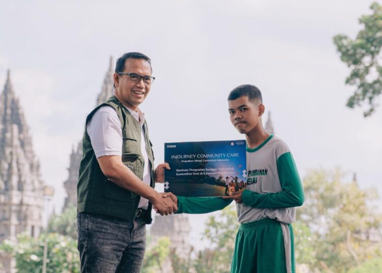 Anak-anak dapat bantuan. MOJOK.CO