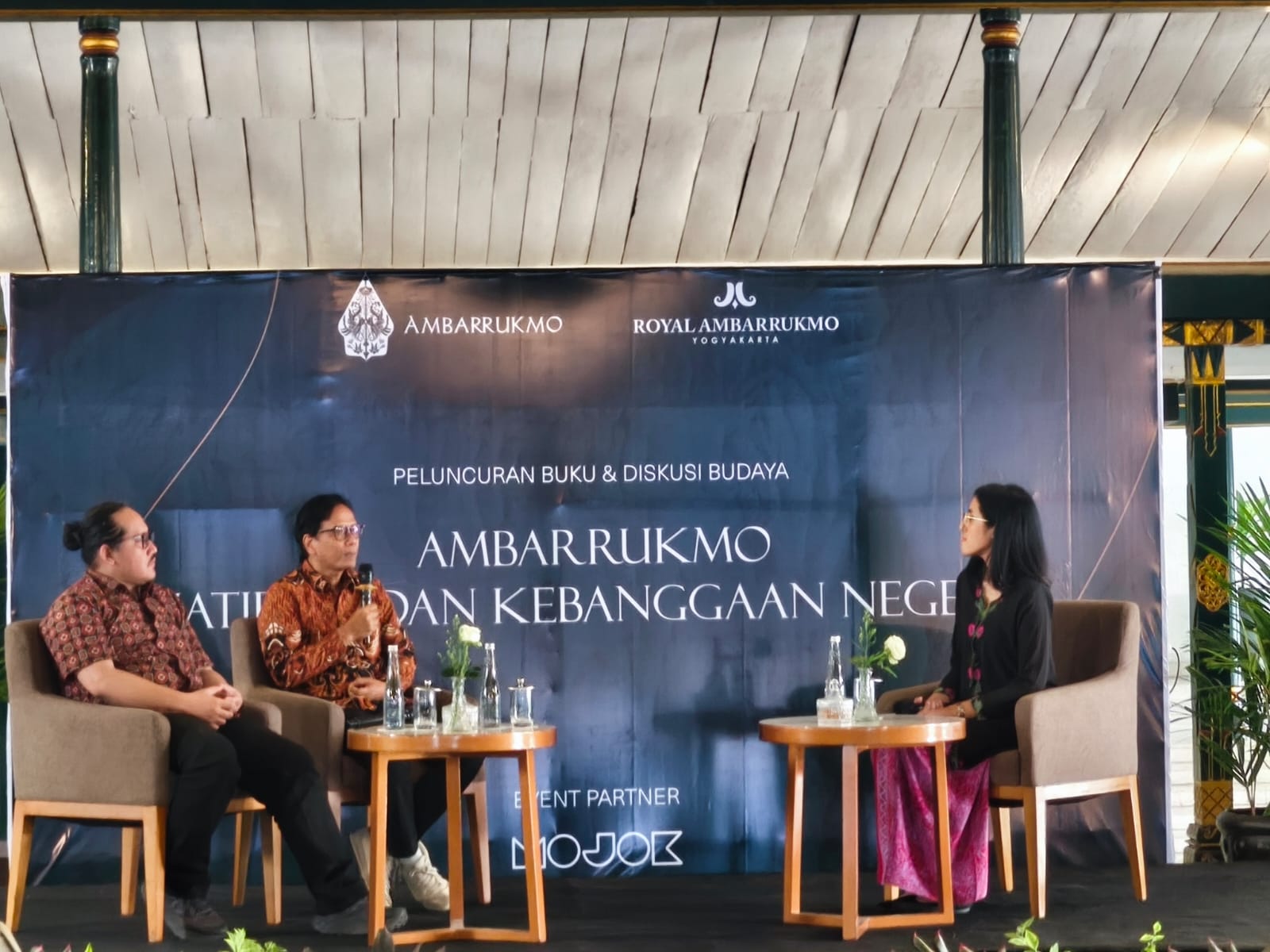 Launching buku "Ambarrukmo: Jatidiri dan Kebanggaan Negeri" di Pendopo Agung Kedaton Ambarrukmo Yogyakarta MOJOK.CO