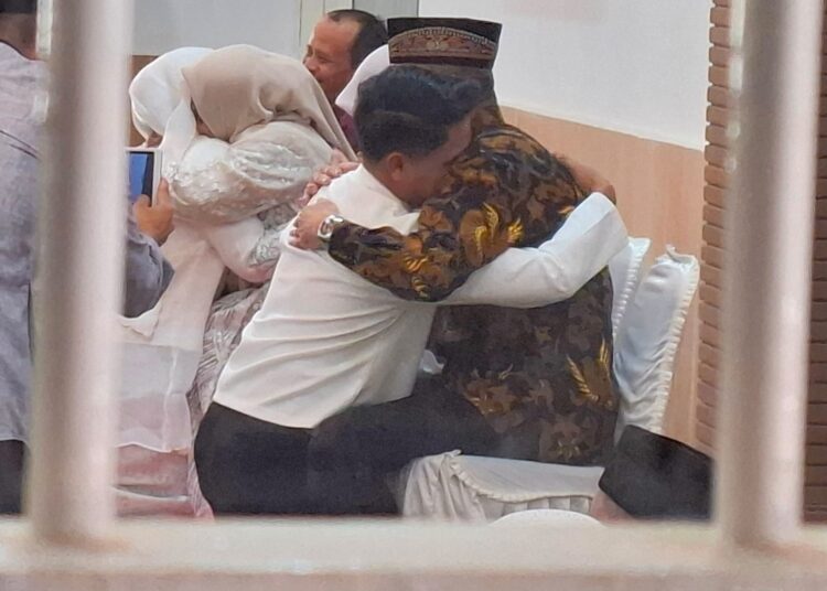Warga binaan peluk menantu. MOJOK.CO
