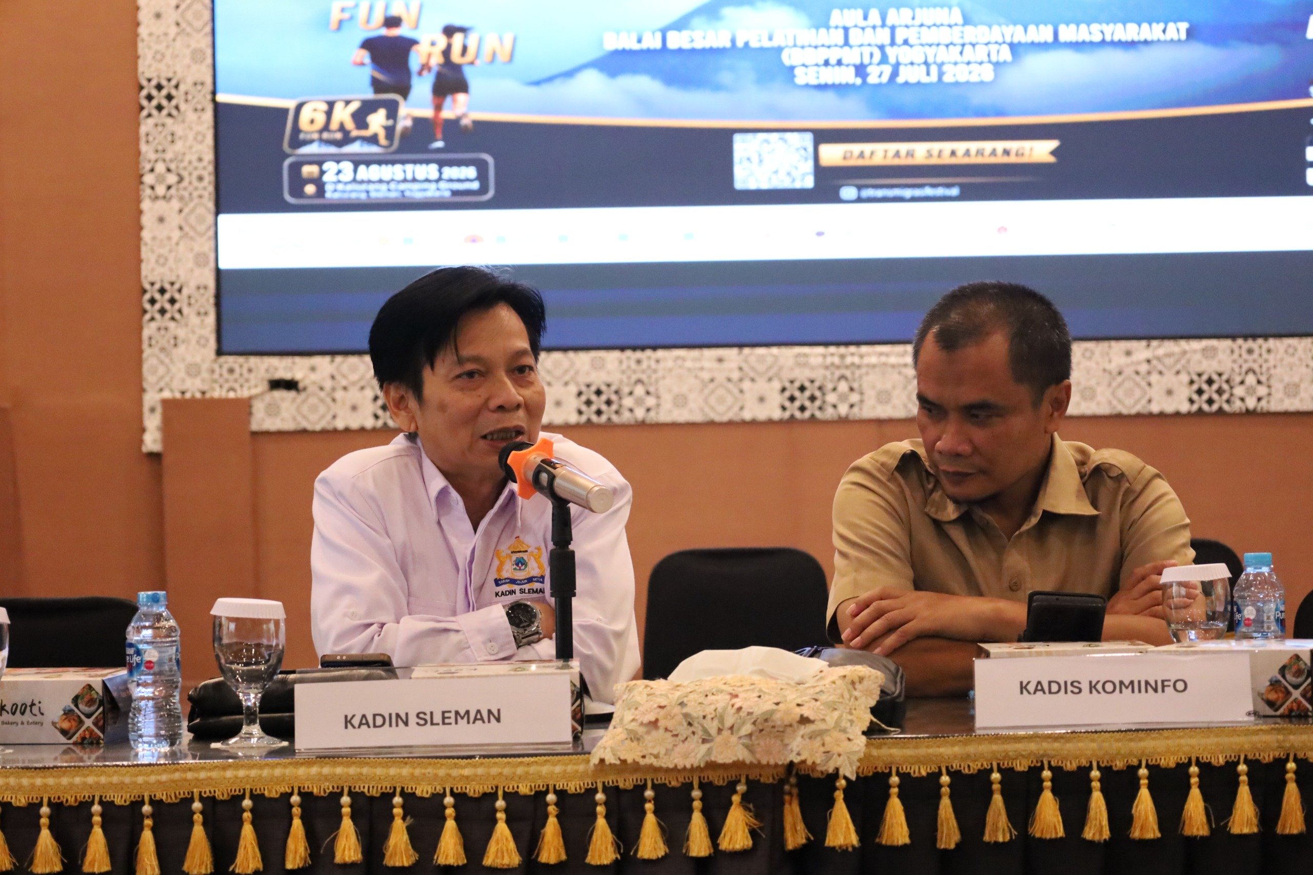 Konferensi pers Transmigrasi Festival 2026 Fun Run 6K: event lari di lereng Merapi dengan sensasi berbeda dari event perkotaan. Siapkan Kaliurang Sleman jadi pusat sport tourism nasional.