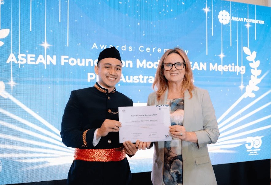 Bijaksabara Hikmawan, beri pencapaian membanggakan kepada ibu dari kuliah di Universitas Terbuka (UT) MOJOK.CO