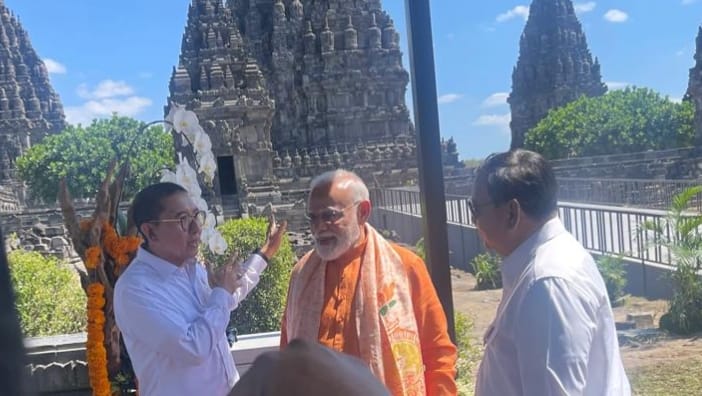 Menteri Kebudayaan RI Fadli Zon dan Perdana Menteri India, Narendra Modi, di Kawasan Candi Prambanan MOJOK.CO