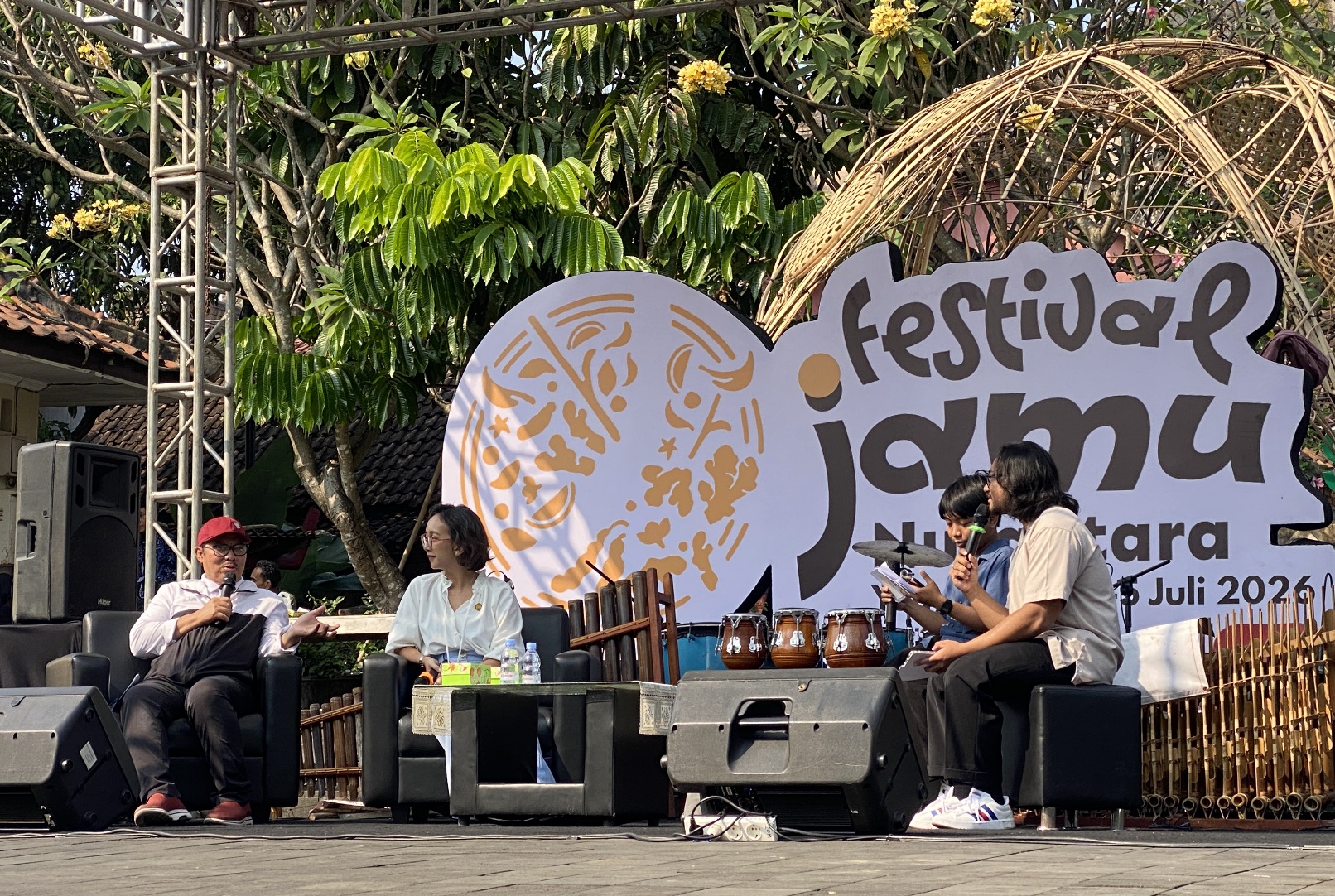 Wali Kota Yogyakarta, Hasto Wardoyo bersama GKR Bendara dalam Festival Jamu Nusantara di Pasar Ngasem, Kota Jogja MOJOK.CO