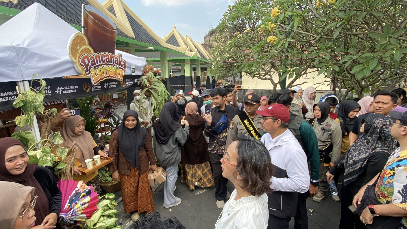 Wali Kota Yogyakarta, Hasto Wardoyo bersama GKR Bendara dalam Festival Jamu Nusantara di Pasar Ngasem, Kota Jogja MOJOK.CO