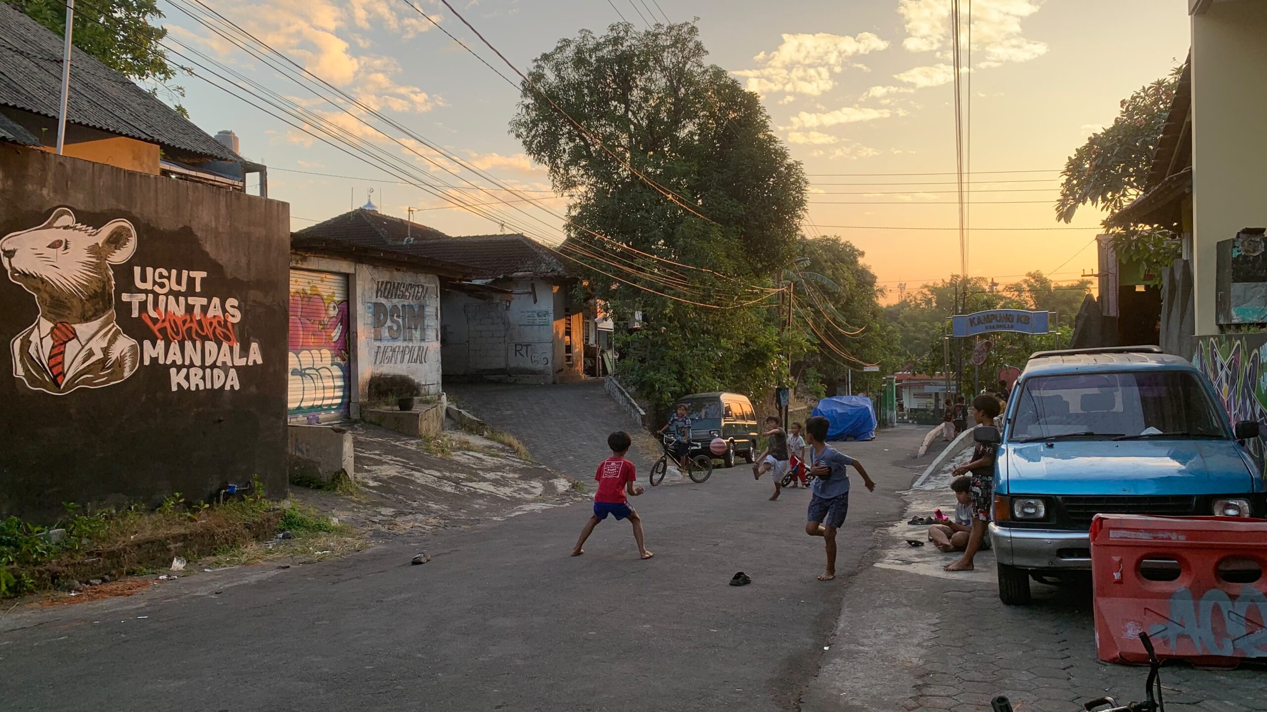 Di sudut lain Kota Jogja, anak-anak bermain di jalanan kampung MOJOK.CO