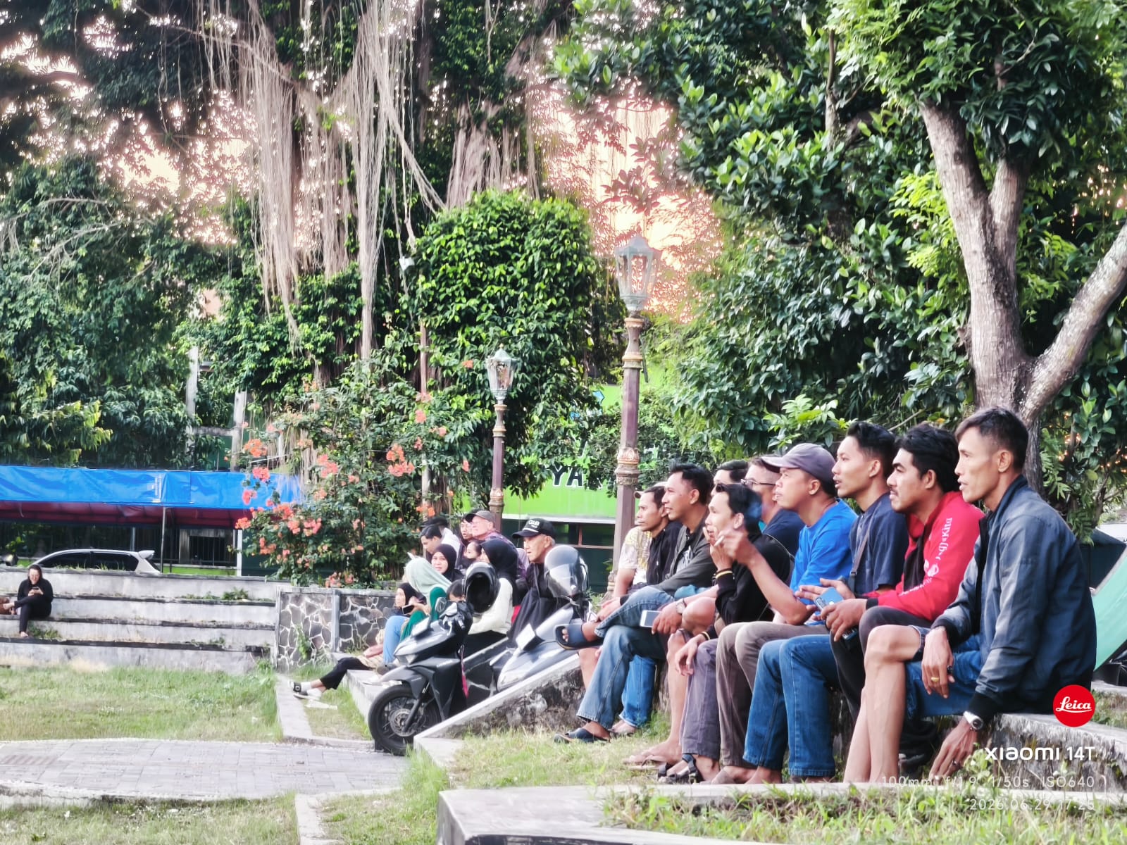 Para orang tua yang mengantar sekaligus memberi dukungan pada anak-anaknya MOJOK.CO