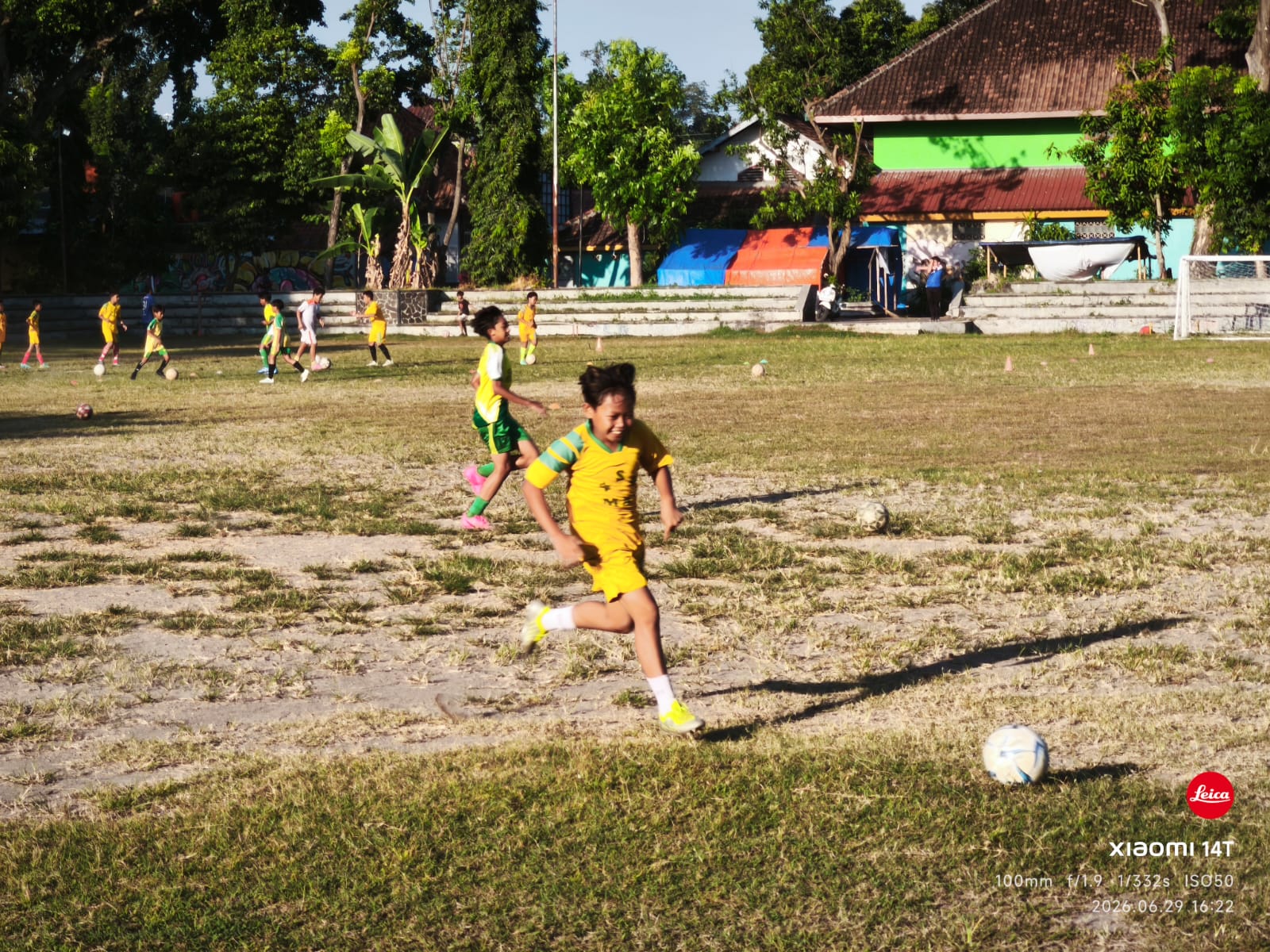 Lapangan Minggiran, Mantrijeron, yang tidak rata menjadi tantangan tersendiri dalam kontrol bola MOJOK.CO