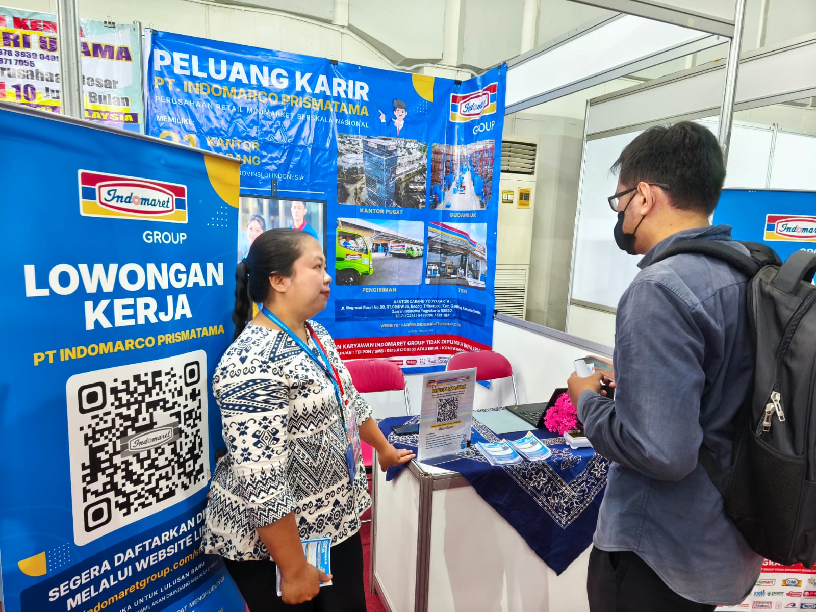 Para jobseeker mencari informasi kerja di stand-stand Job Fair Kota Jogja 2026 MOJOK.CO