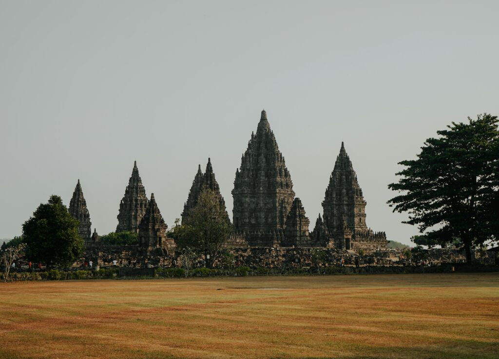 Pemerintah Republik Indonesia dan Pemerintah Republik India menjalin kesepakatan kerja sama konservasi terhadap Candi Perwara Kompleks Candi Prambanan MOJOK.CO