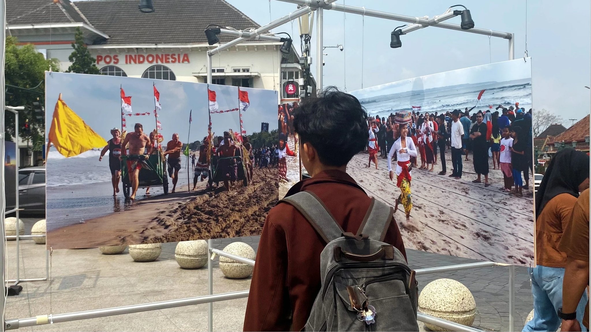 Siswa SMA melihat pameran foto Merdeka. MOJOK.CO