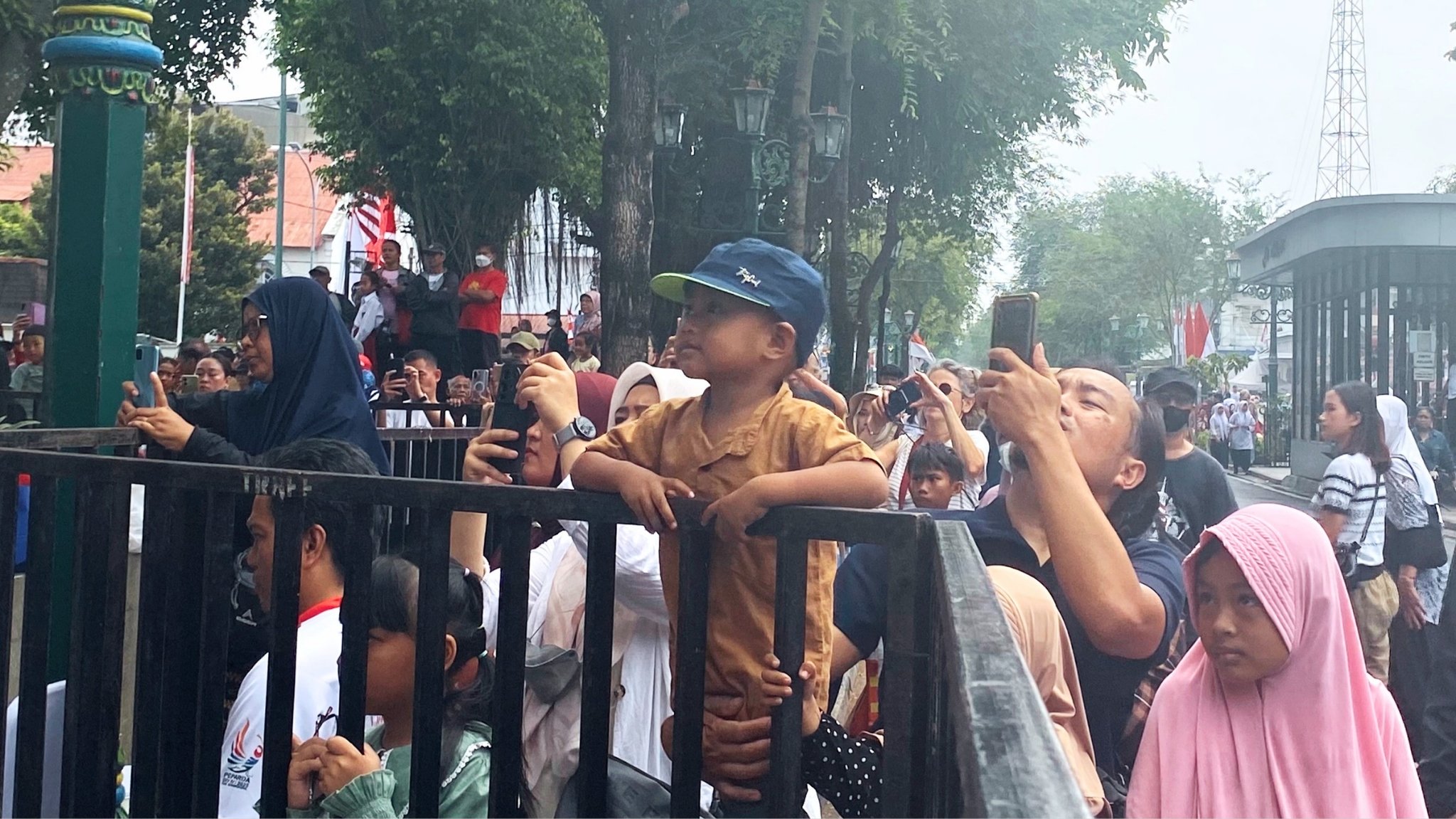 Anak-anak bersandar di pagar. MOJOK.CO