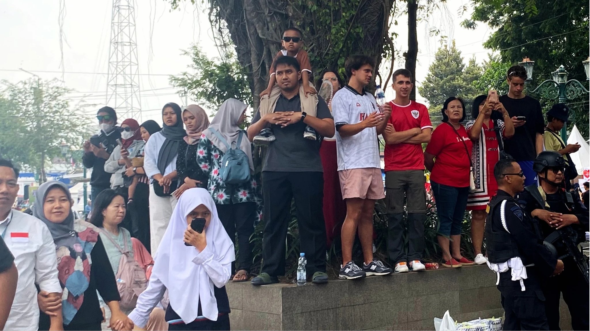 Sejumlah warga penasaran. MOJOK.CO