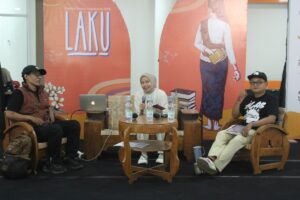 An. Ismanto dan Agus Agung Pribadi membicarakan bagaimana bahasa pemrogaman dan AI masuk ke karya sastra. (Dok. Festival Sastra Yogyakarta)