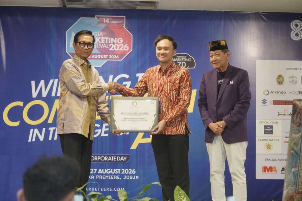 Sri Sultan beri penghargaan. MOJOK.CO