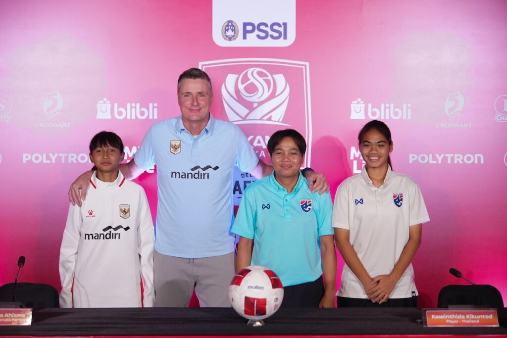 Gelandang Timnas Putri U-16 Indonesia Garuda Pertiwi Ayla Dva Khala Ahisma, Kepala Timnas Putri U-16 Indonesia Garuda Pertiwi Timo Scheunemann, Pelatih Kepala Timnas Putri U-16 Thailand Thidarat Wiwasukhu dan Kapten Timnas Putri U-16 Thailand Kawinthida Kukintod.