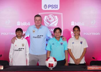 Gelandang Timnas Putri U-16 Indonesia Garuda Pertiwi Ayla Dva Khala Ahisma, Kepala Timnas Putri U-16 Indonesia Garuda Pertiwi Timo Scheunemann, Pelatih Kepala Timnas Putri U-16 Thailand Thidarat Wiwasukhu dan Kapten Timnas Putri U-16 Thailand Kawinthida Kukintod.