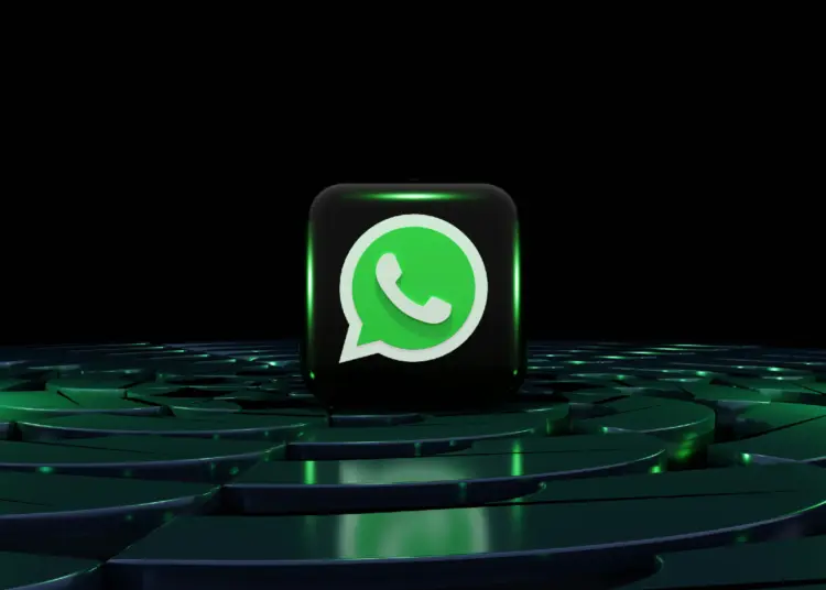Grup WhatsApp keluarga, tempat menghakimi hidup orang lain (Unsplash)