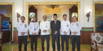 Gubernur DIY Sri Sultan Hamengku Buwono X bertemu dengan tim KKP membahas program budi daya ikan tematik. (Sumber: Humas Pemda DIY)
