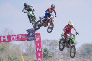 Peserta dalam ajang Klaten International Motocross di Sirkuit Bokong Semar, kawasan Rowo Jombor. MOJOK.CO