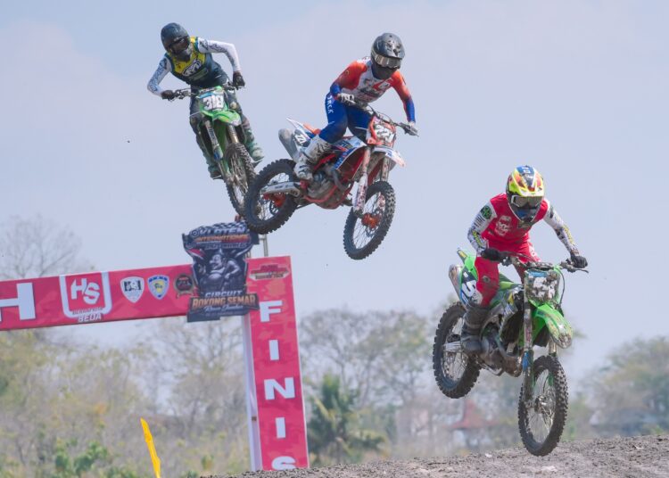 Peserta dalam ajang Klaten International Motocross di Sirkuit Bokong Semar, kawasan Rowo Jombor. MOJOK.CO