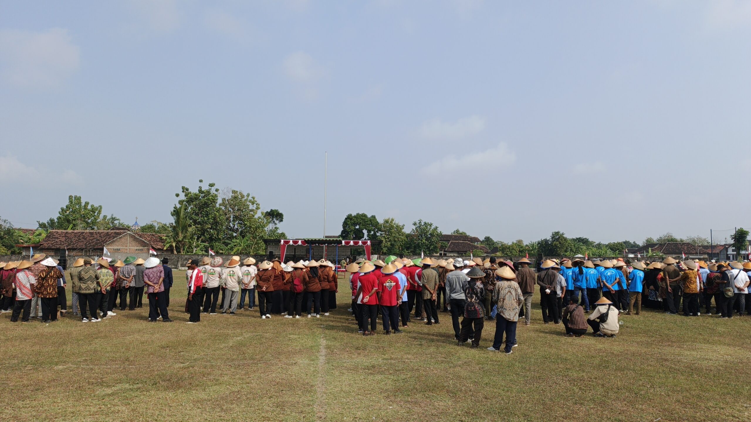 Momen petani Sukoharjo dan Puskestan gelar upacara peringatan Kemerdekaan RI 2026 MOJOK.CO