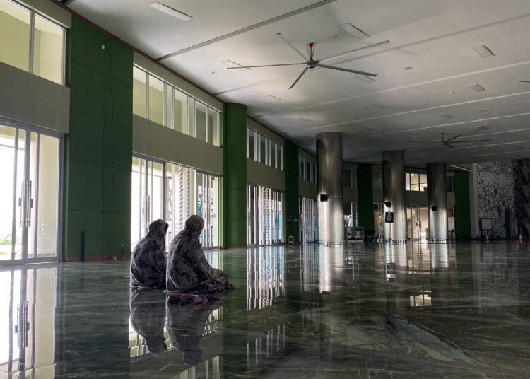 Jemaah Masjid Walidah Dahlan UNISA. MOJOK.CO