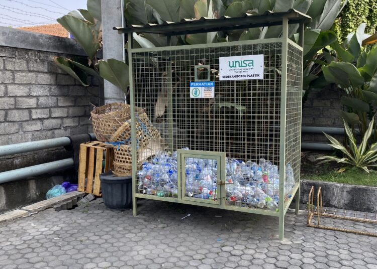 keranjang sedekah khusus sampah botol plastik di sekitar Masjid Walidah Dahlan UNISA. MOJOK.CO