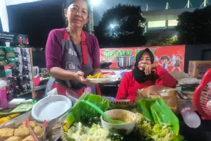 Ibu Merry dan Ibu Siti, jualan pecel di Srikandi Festival di Lapangan Rendeng, Kudus. Adanya Srikandi Merdeka Cup 2026 membuat dagangannya laris MOJOK.CO