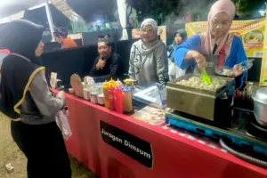Najwa mendampingi ibunya yang jualan dimsum di Srikandi Fair di Lapangan Rendeng, Kudus. MOJOK.CO