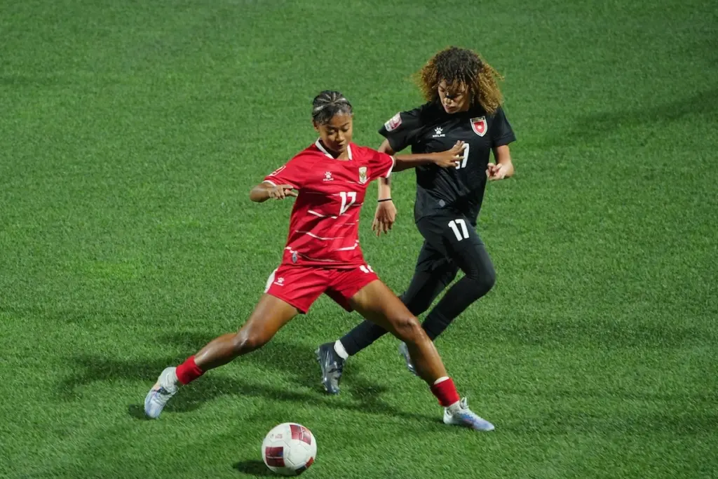 Shifana, pemain Timnas U-16 Indonesia dibayangi pemain Yordania, Alma Odai di pertandingan semifinal Srikandi Merdeka Cup 2026. Indonesia menang dengan skor 3-0 di laga semifinal, Jumat (21/8).
