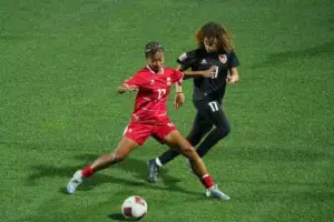 Shifana, pemain Timnas U-16 Indonesia dibayangi pemain Yordania, Alma Odai di pertandingan semifinal Srikandi Merdeka Cup 2026. Indonesia menang dengan skor 3-0 di laga semifinal, Jumat (21/8).