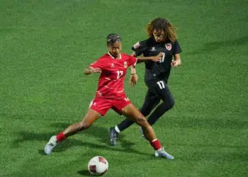 Shifana, pemain Timnas U-16 Indonesia dibayangi pemain Yordania, Alma Odai di pertandingan semifinal Srikandi Merdeka Cup 2026. Indonesia menang dengan skor 3-0 di laga semifinal, Jumat (21/8).