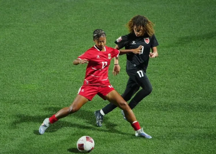 Shifana, pemain Timnas U-16 Indonesia dibayangi pemain Yordania, Alma Odai di pertandingan semifinal Srikandi Merdeka Cup 2026. Indonesia menang dengan skor 3-0 di laga semifinal, Jumat (21/8).
