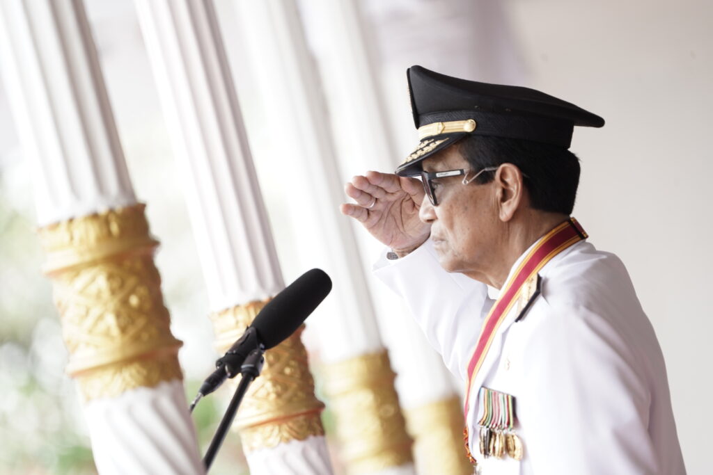 Gubernur Daerah Istimewa Yogyakarta, Sri Sultan Hamengkubuwono X memimpin Upacara Peringatan HUT ke-81 RI di Gedung Agung.(MOJOK.CO)