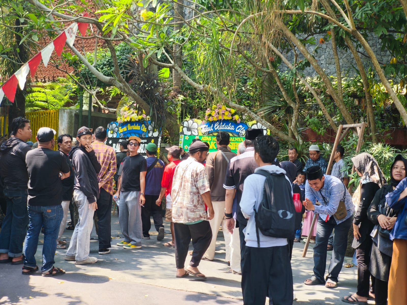Para peziarah di rumah duka Nasirun MOJOK.CO