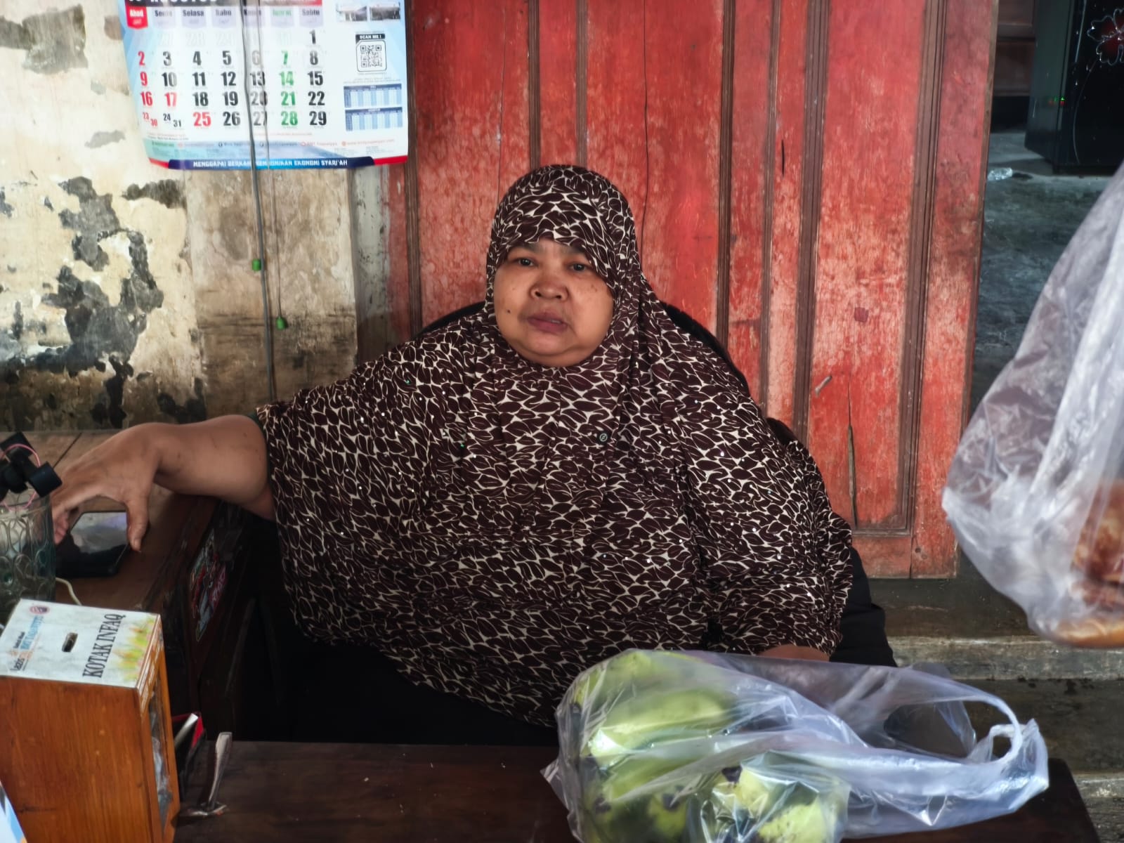 Suti (50), ibu-ibu di Jatinom, Klaten, yang masih membuat kue apem ya qowiyyu hingga sekarang MOJOK.CO
