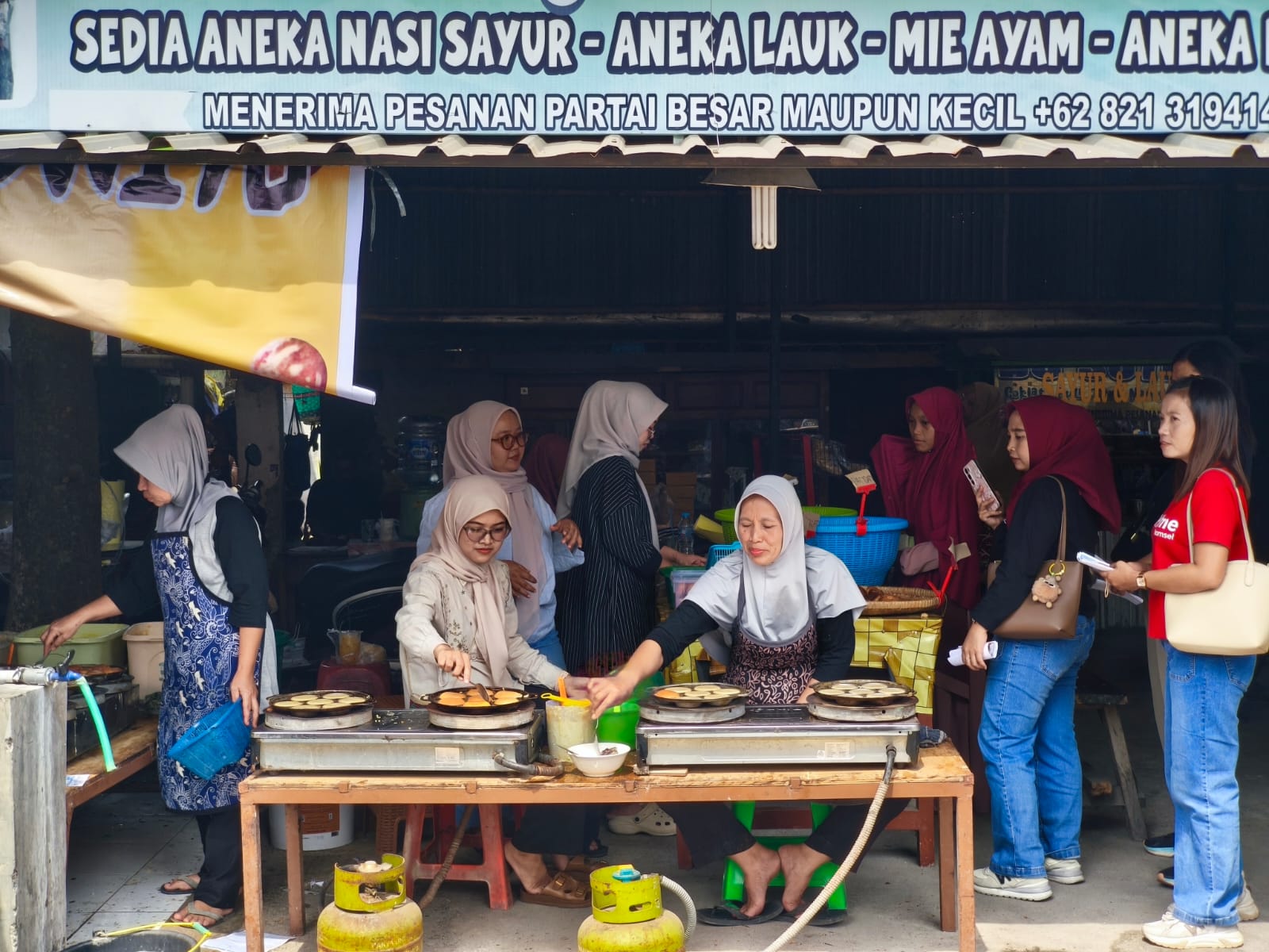 Pembeli datang silih berganti di warung Suti MOJOK.CO