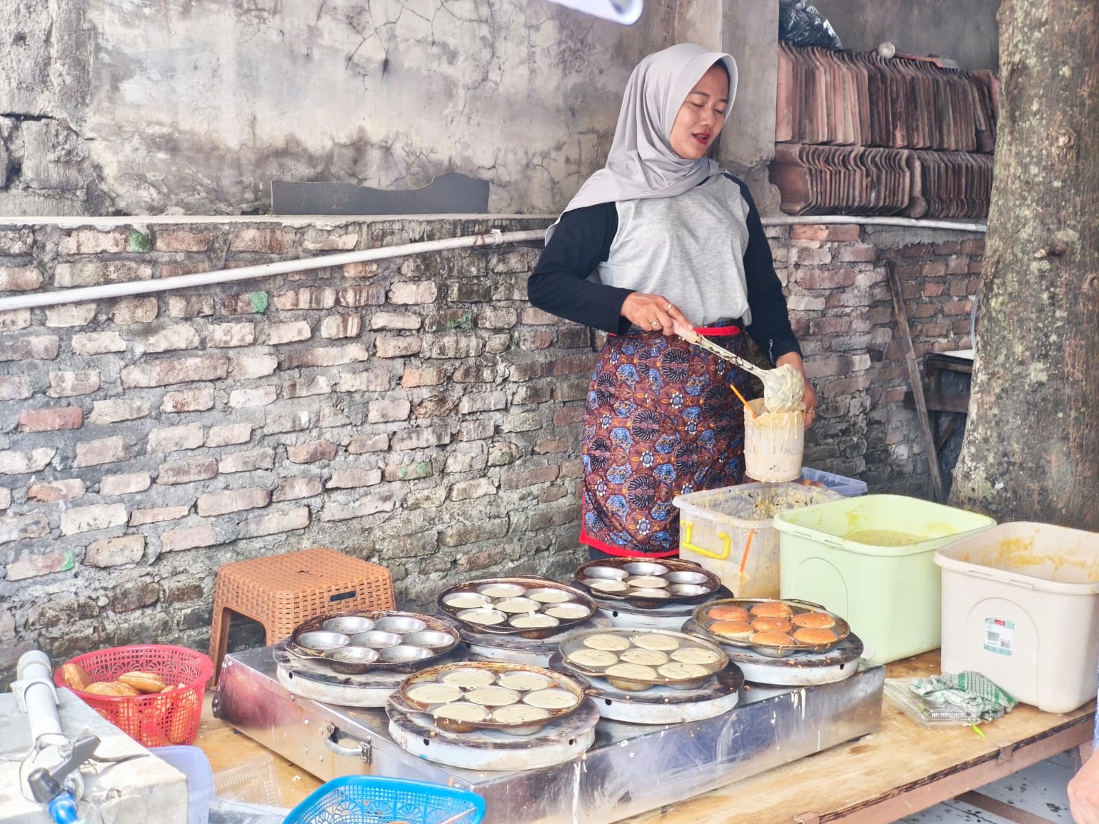 Apem ya qowiyyu di warung Suti MOJOK.CO