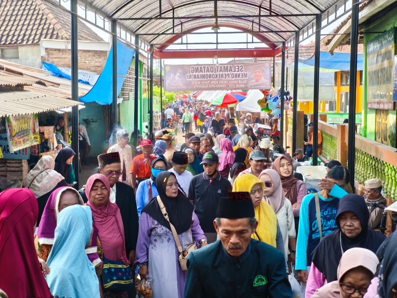 Ribuan orang memadati Jatinom, Klaten, dalam perayaan Sedekah Apem Ya Qowiyyu MOJOK.CO