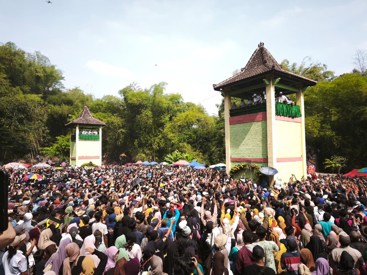 Prosesi Sedekah Apem Ya Qowiyyu di Jatinom, Klaten, yang diikuti ribuah orang MOJOK.CO