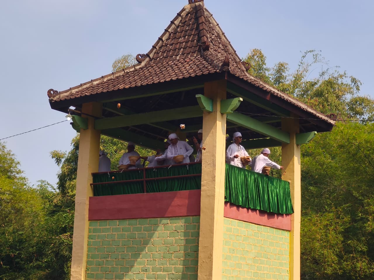 Prosesi Sedekah Apem Ya Qowiyyu di Jatinom, Klaten, yang diikuti ribuan orang MOJOK.CO