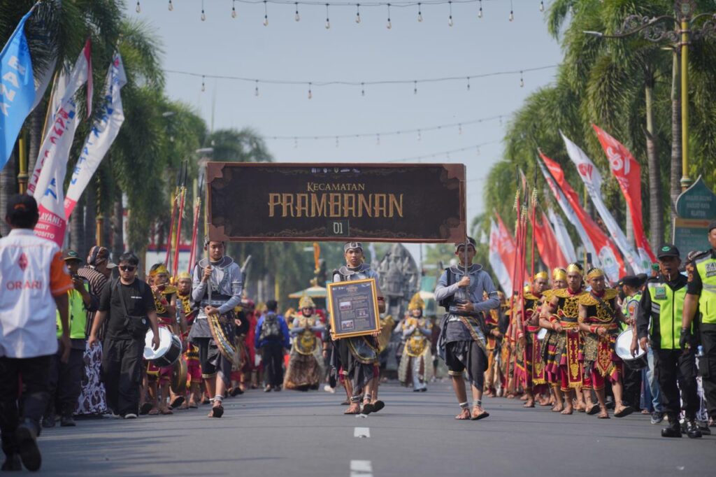 Kontingen Prambanan tunjukkan jejak Mataram Kuno di Karnaval Budaya Klaten 2026. MOJOK.CO