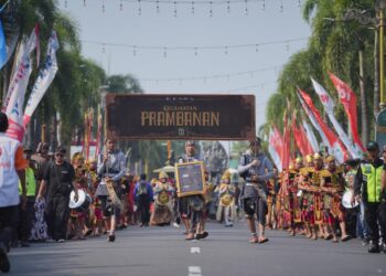 Kontingen Prambanan tunjukkan jejak Mataram Kuno di Karnaval Budaya Klaten 2026. MOJOK.CO