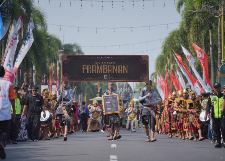 Kontingen Prambanan tunjukkan jejak Mataram Kuno di Karnaval Budaya Klaten 2026. MOJOK.CO