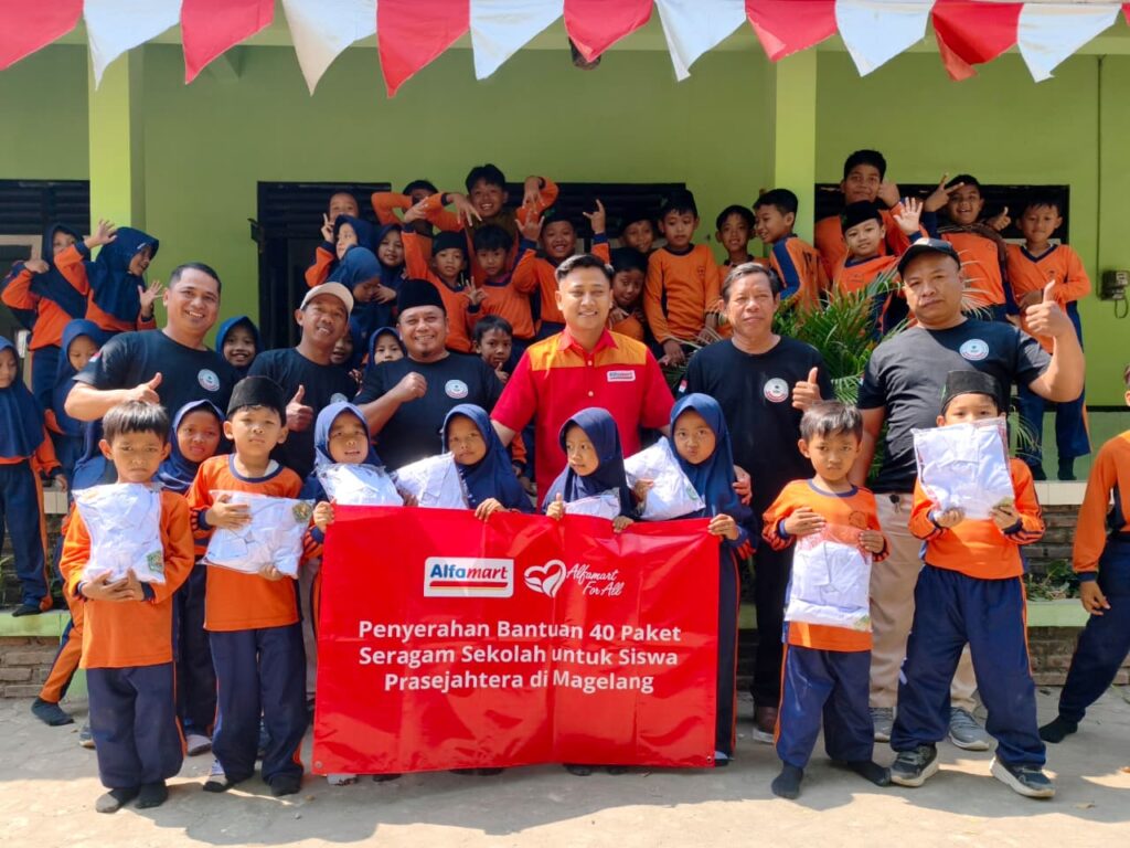 Alfamart dan PGMM beri bantuan seragam ke 7 madrasah di Magelang sebagai wujud kepedulian sosial MOJOK.CO