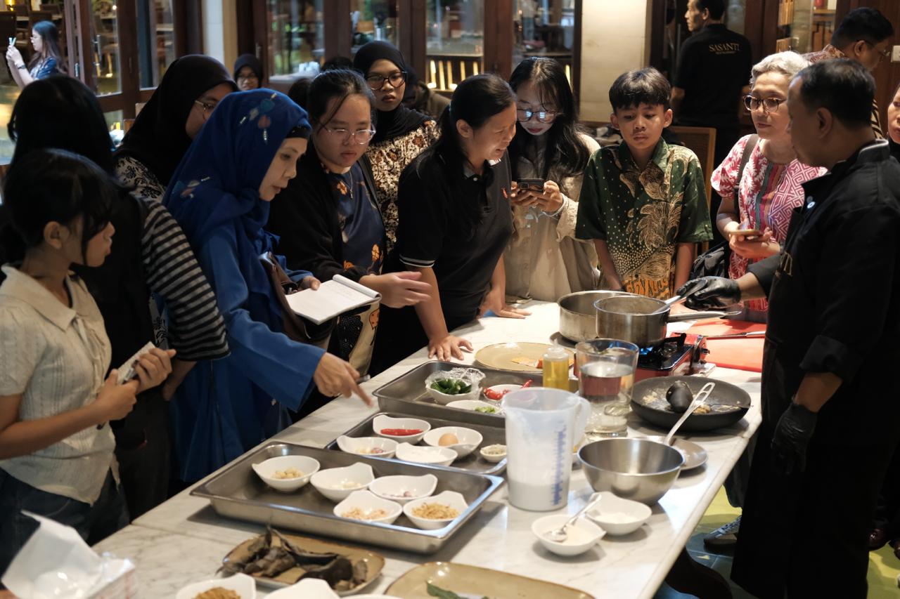 Melalui hidangan Buntil Salmon, Sasanti Restaurant menghadirkan telisik gastronomi dan permakultur yang memberi pengalaman mengesankan dalam mengeksplorasi kekayaan kuliner Nusantara. (Nusaplant)