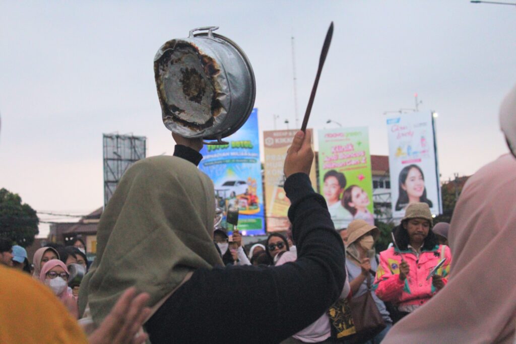 Aksi protes MBG dengan pukul panci di Jogja. MOJOK.CO