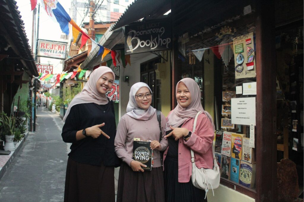 Pelanggan Toko The Lucky Boomerang Bookshop. MOJOK.CO