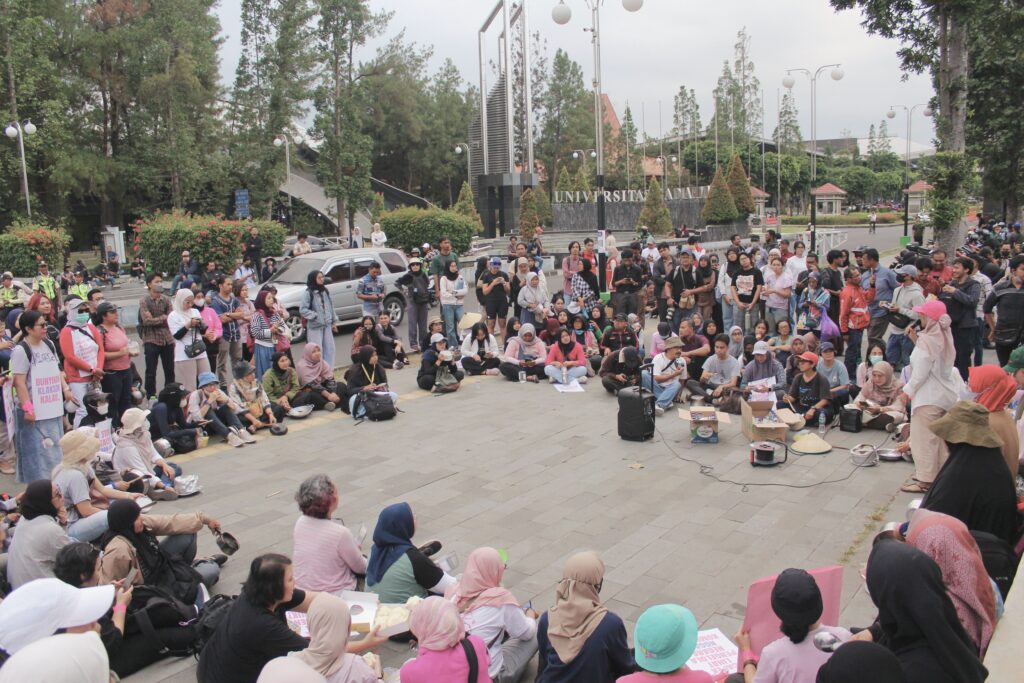 Ibu-ibu aksi di bundaran UGM. MOJOK.CO