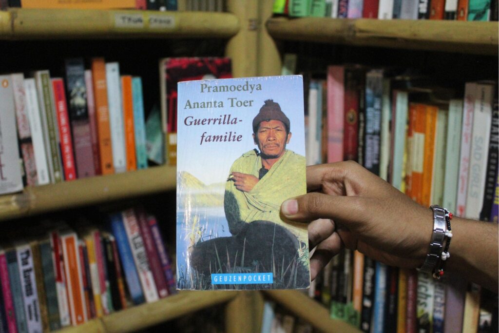 Buku karya Pramoedya Ananta Toer yang dijual di The Lucky Boomerang. MOJOK.CO